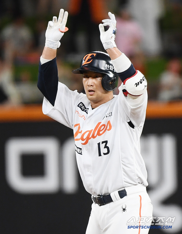  Choi Jaehoon hit a double