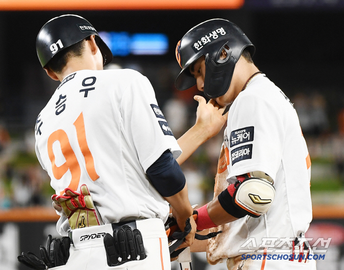  Coach Choo Seung-woo wipes Shim Woo-joon's cheeks