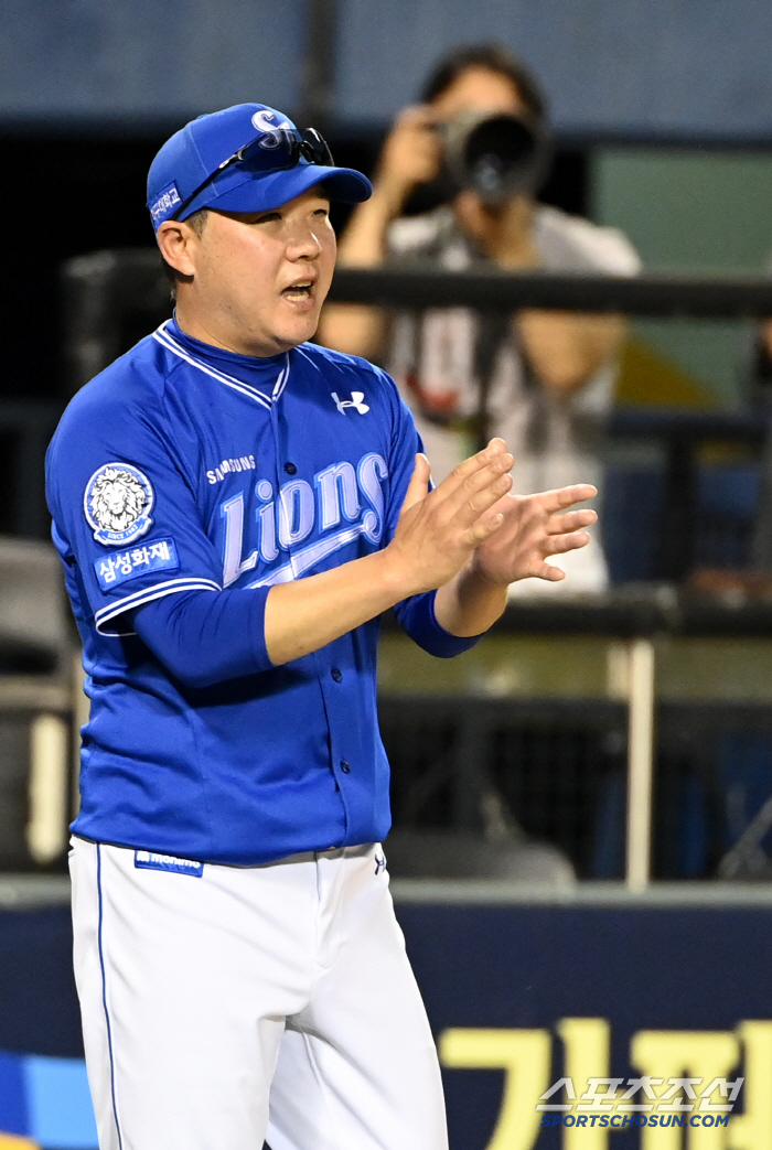  Director Park Jin-man, give a round of applause to the lions for their hard work