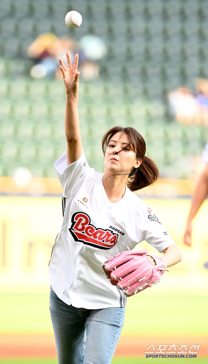  Fujii Mina, nice pitching form!