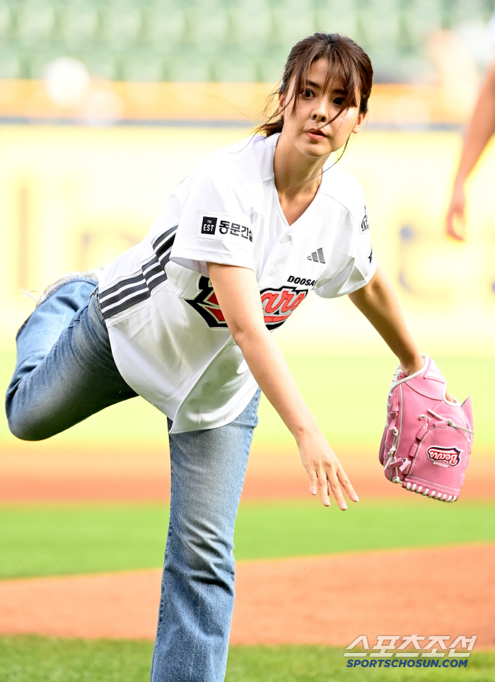  Fujii Mina throws the first pitch in Doosan's uniform