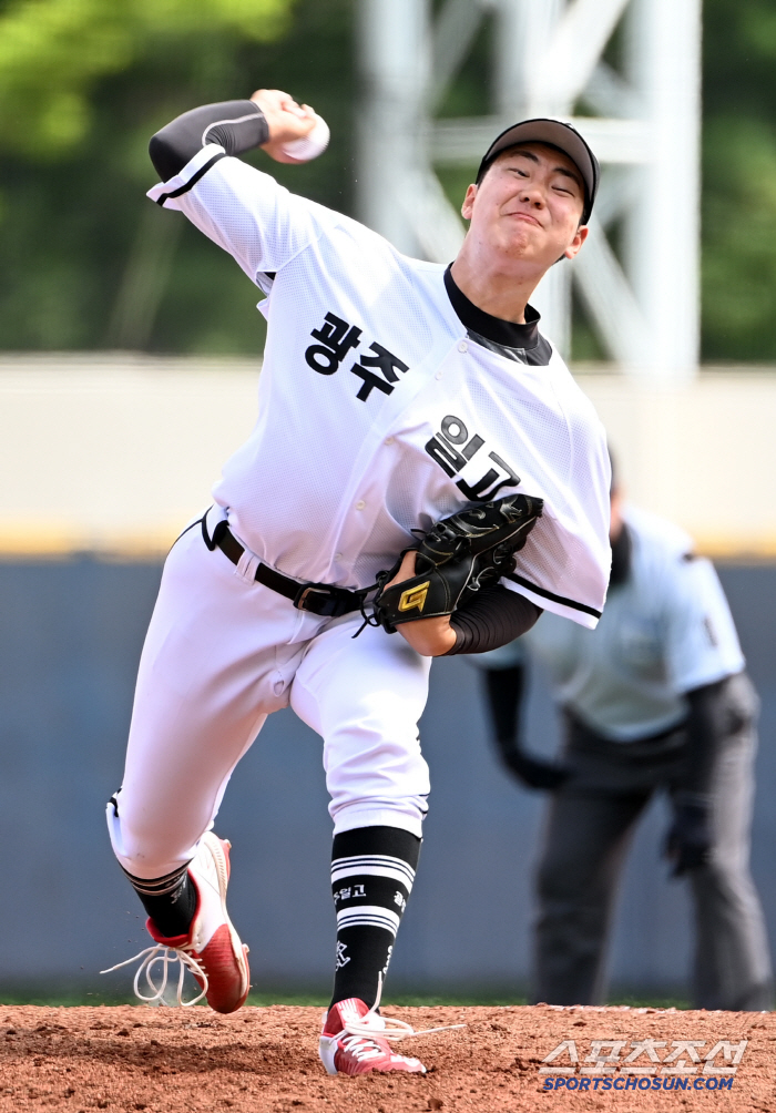  Gwangju Il High School Kim Donghyuk is fighting hard