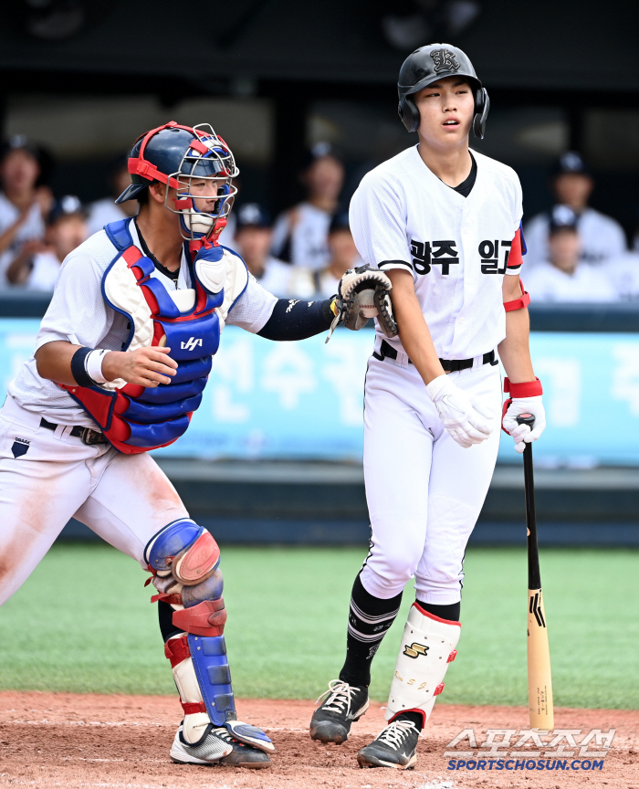  Gwangju Il High School Kim Sung-joon to strike out