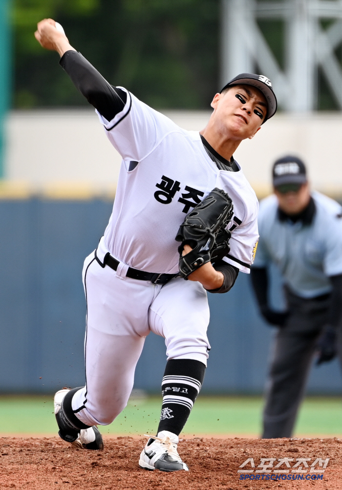  Gwangju Il High School's Hoochan is fighting hard