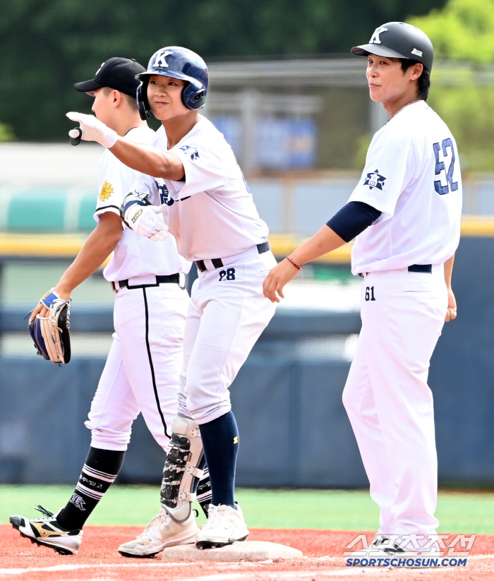 Happy Kyungnam High School Kim Joon-an makes a timely RBI!