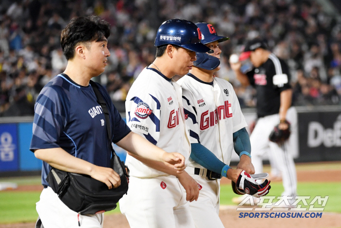  Jang Doo-sung is holding it in and running