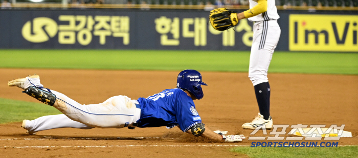  Kim Youngwoong hit a surprise bunt and hit first base!