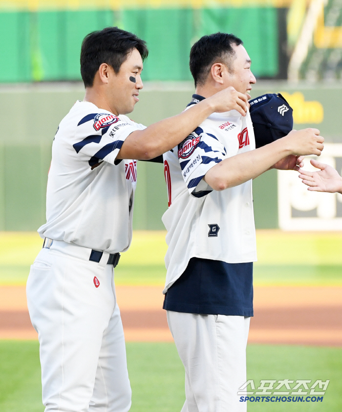  Lotte captain Jeon Joon-woo, Kim Chang-hyun, head of the Giants' warm affection