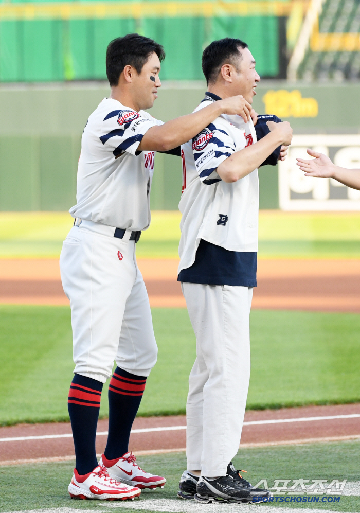  Lotte captain Jeon Joon-woo, Kim Chang-hyun, head of the Giants' warm affection