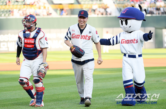  Lotte Manager Kim Chang-hyun's meaningful first pitch