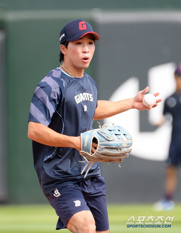  Lotte's Kim Dong-hyuk receives an infield funk