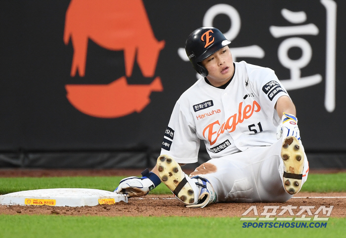  Moon Hyunbin hits a double and is out at third base