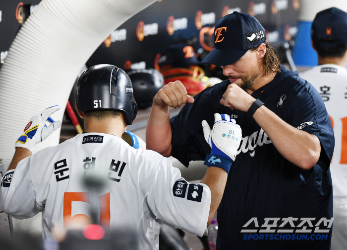  Moon Hyunbin is congratulated by WICE