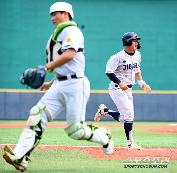  Oh Ji-sung of Gyeongsangnam-do High School is digging home for wild pitches