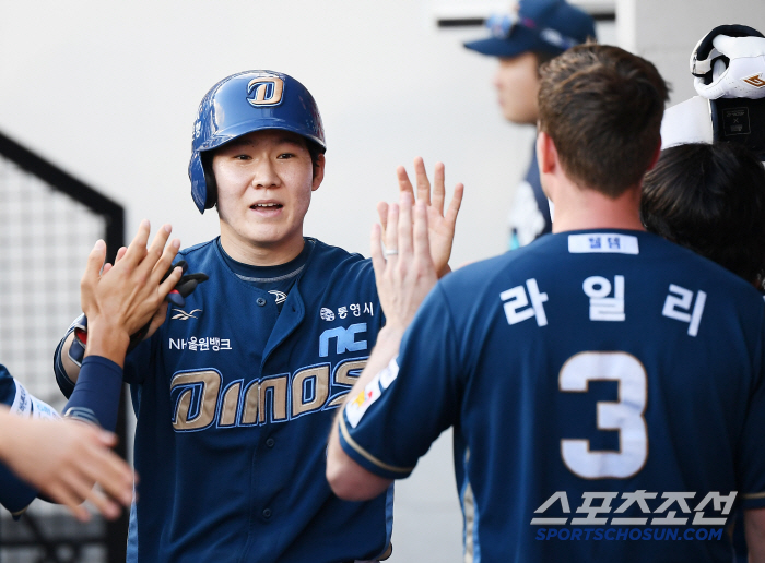  Park Minwoo is welcomed by Riley