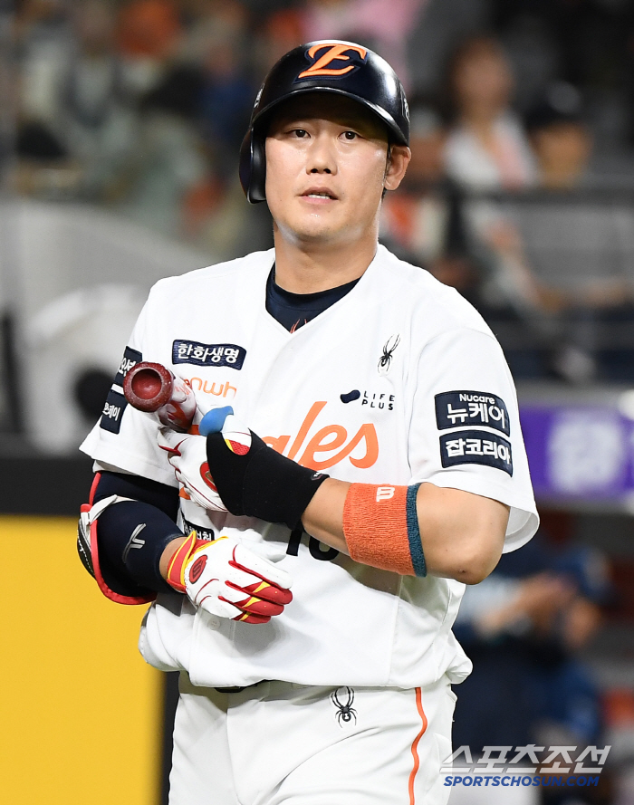  Second base runner is Jurusa and pinch hitter Ha Joo-seok strikes out