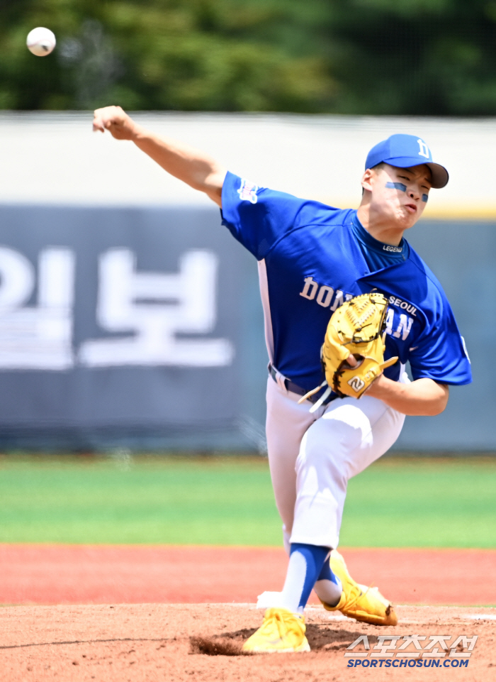  Seoul Dongsan High School's starting pitcher Yoon Seo-hyun's hard throw
