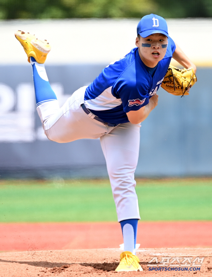  Seoul Dongsan High School's starting pitcher Yoon Seo-hyun's hard throw
