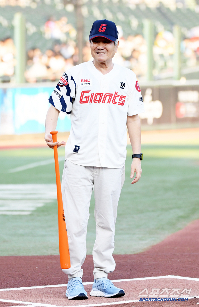  A special first pitch hit prepared by Lotte Club