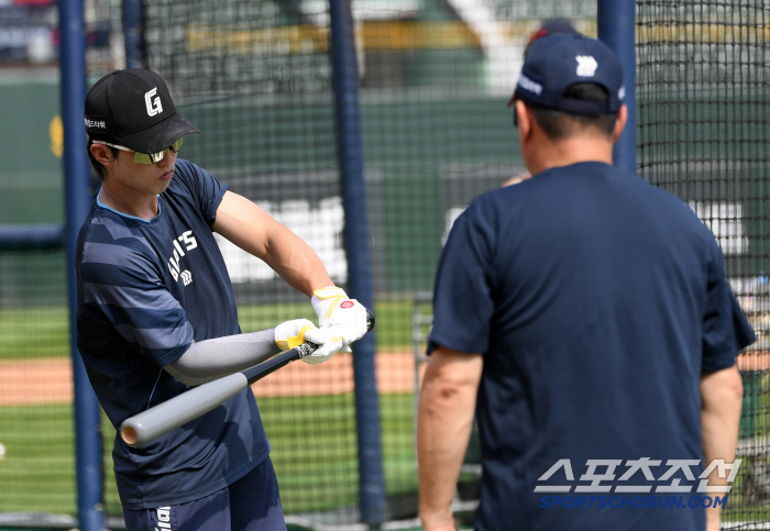  Swing in front of director Jeon Min-jae and Kim Tae-hyung