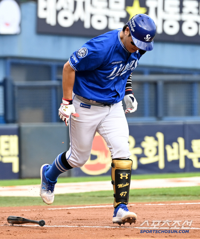  Two-run shot Kang Min-ho, first base calmly