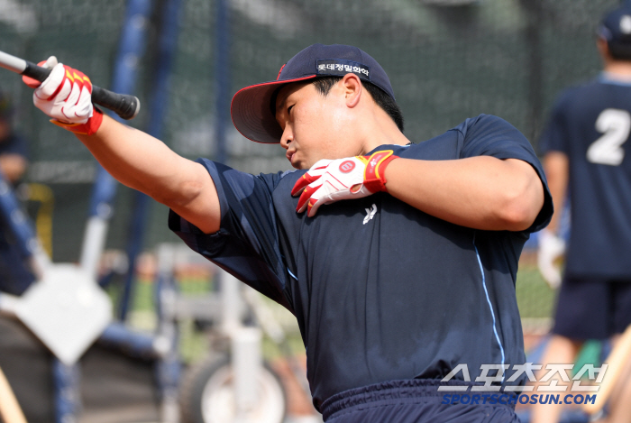  Yoo Kang-nam is training to hit