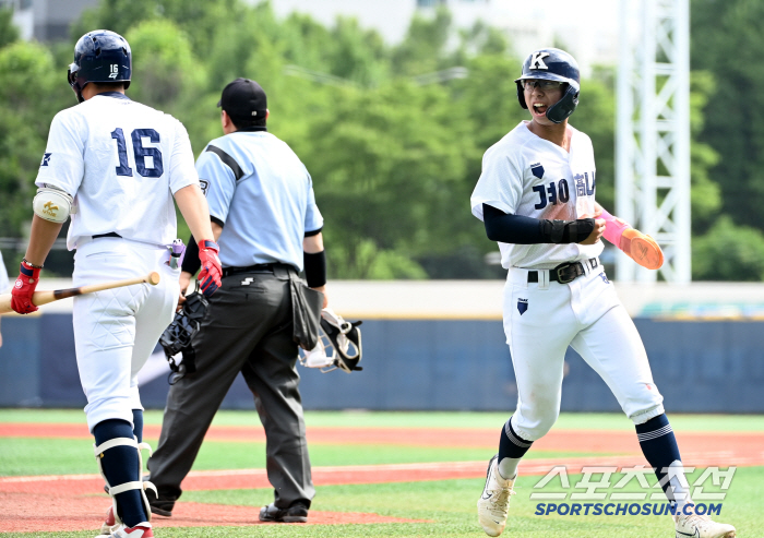  Yu Jinjun cheers for the success of scoring