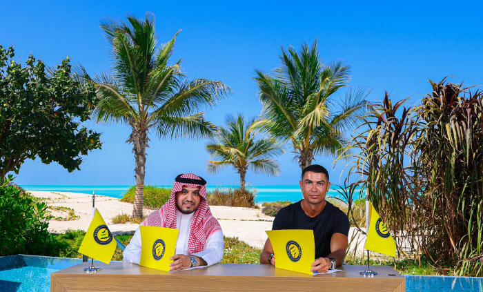 Ronaldo renews his contract with Alnasr, and his greed is endless. Last challenge to catch up with Messi → 2026 WC preparation