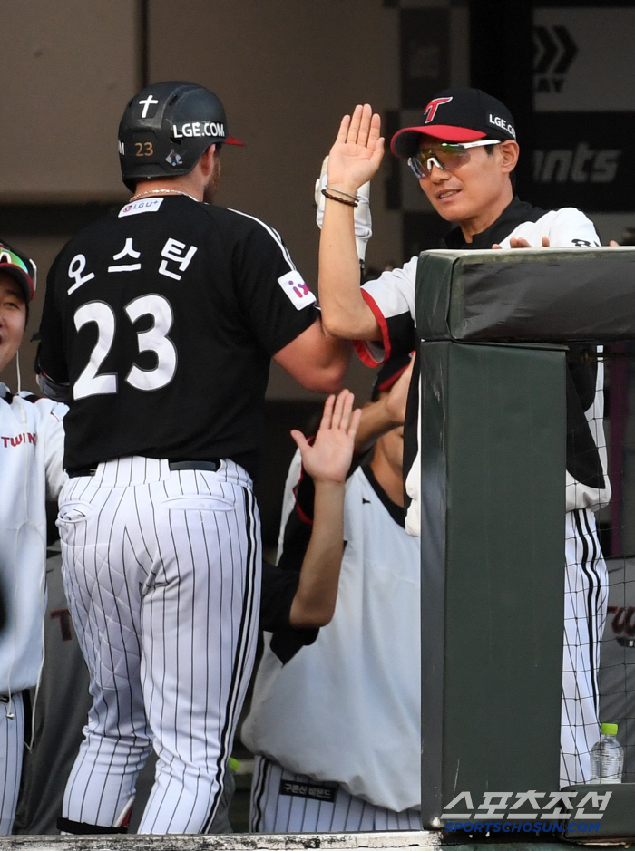 'Security is second in baseball. Yum Liang, who defeated Lotte Giants 3 to 2, had no outs and runners on the first and second bases in the bottom of the fifth inning, which was an important point.'
