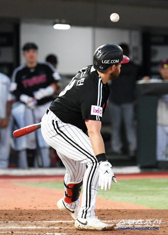 'Security is second in baseball. Yum Liang, who defeated Lotte Giants 3 to 2, had no outs and runners on the first and second bases in the bottom of the fifth inning, which was an important point.'