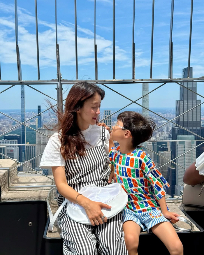 Single mom Lee Si-young took her to the U.S. Let's get along well