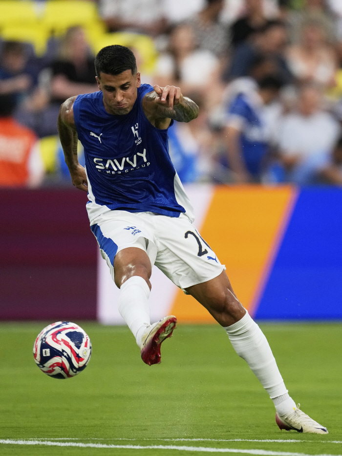 Why did you do that to me, director Pep? The winner of the Cancelo Derby is Cancelo...Al Hilal beats Manchester City 01→43 and reaches the quarterfinals of the Club World Cup