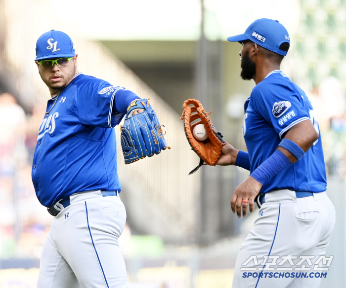 Wow... Samsung got away with the disaster! Ridiculous error in the bottom of the ninth inning, full base crisis → Anyway, he blocked it! Defeat Doosan 41 and escape 4 consecutive losses