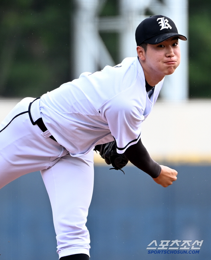 The 191-centimeter-tall right-hander Kim Dong-hyuk and Cheongryonggi pitched hard against Gyeongnam High School 0-9 cold game loss (Cheongryonggi site)