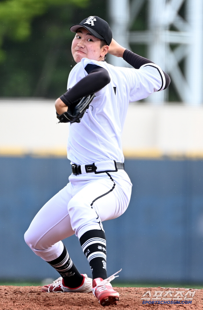 The 191-centimeter-tall right-hander Kim Dong-hyuk and Cheongryonggi pitched hard against Gyeongnam High School 0-9 cold game loss (Cheongryonggi site)