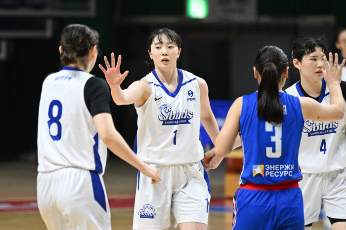 24 points for Heo Yoojung! Shinhan Bank defeated Mongolia's national team by 51 points and defended strongly
