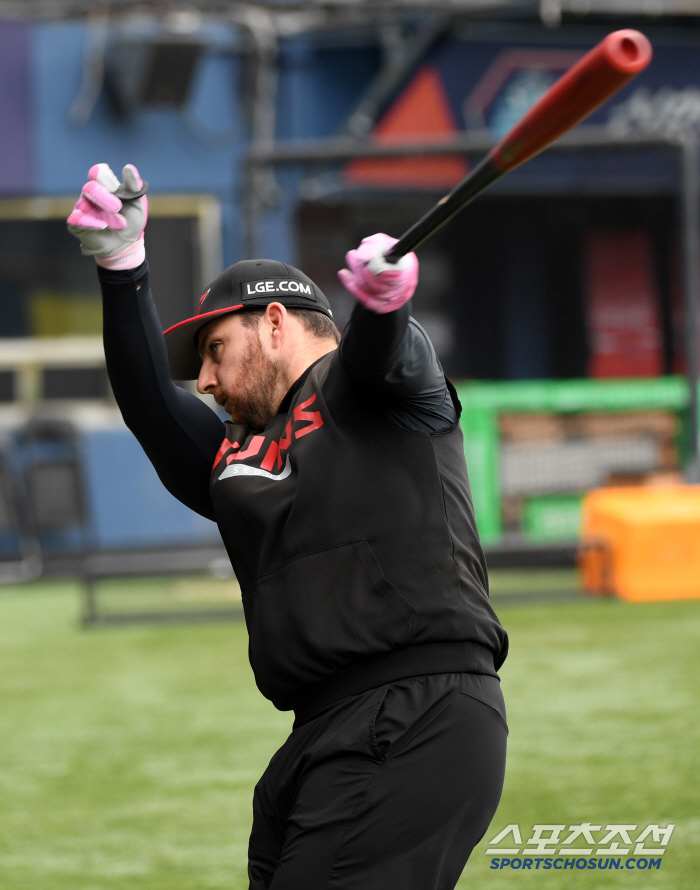 Austin is gone. Complaining of flank pain after practice batting. The biggest negative factor in LG's No. 1 fight 