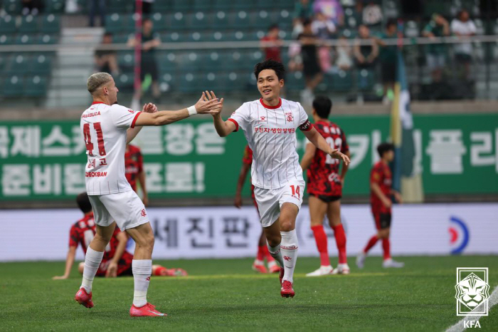 Choi Jae-young Kim Dong-hyun Gallego's consecutive goals Bucheon and Gimpo to advance to the semifinals for the first time in 31 wins and 9 years 