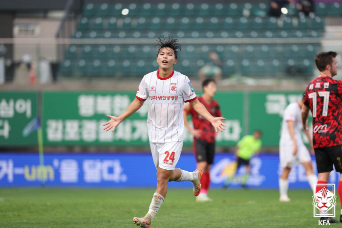 Choi Jae-young Kim Dong-hyun Gallego's consecutive goals Bucheon and Gimpo to advance to the semifinals for the first time in 31 wins and 9 years 