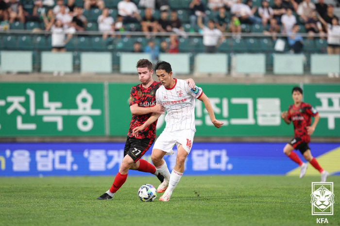 Choi Jae-young Kim Dong-hyun Gallego's consecutive goals Bucheon and Gimpo to advance to the semifinals for the first time in 31 wins and 9 years 