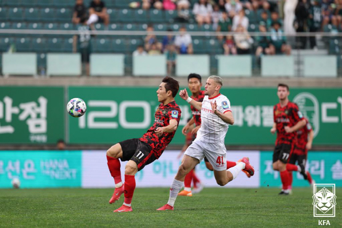 Choi Jae-young Kim Dong-hyun Gallego's consecutive goals Bucheon and Gimpo to advance to the semifinals for the first time in 31 wins and 9 years 