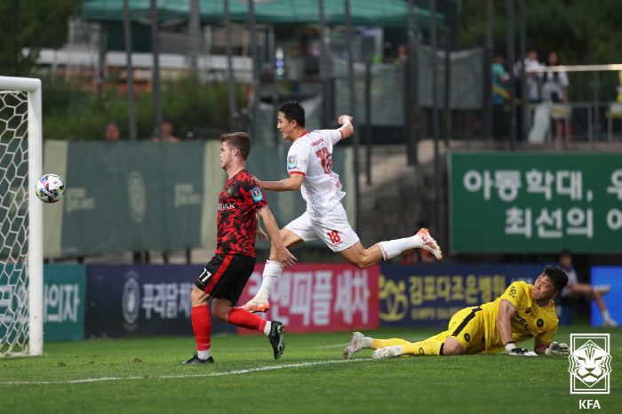 Choi Jae-young Kim Dong-hyun Gallego's consecutive goals Bucheon and Gimpo to advance to the semifinals for the first time in 31 wins and 9 years 