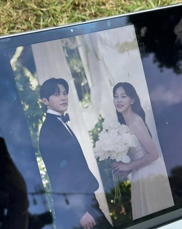  Kim Ga-eun and ♥ Yoon Sun-woo have released wedding pictorials...Someone who's been on my side for 10 years