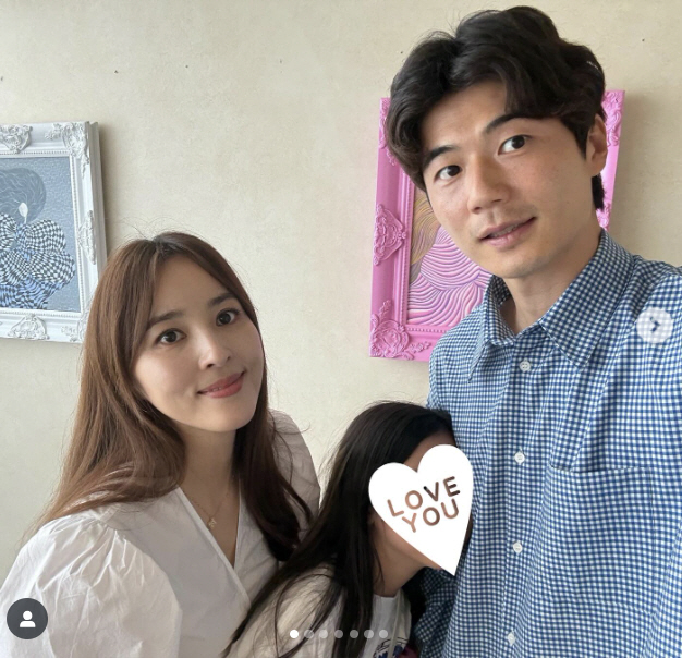 'Han Hye-jin ♥' Ki Sung-yueng 'Missing an 8-year-old car' Self-dis...12th wedding anniversary photo