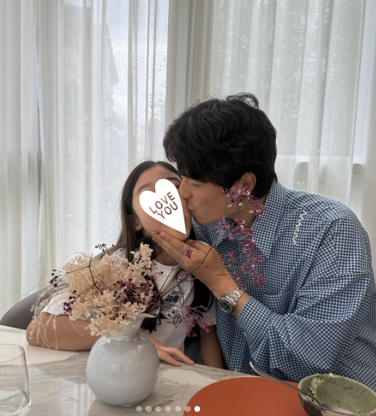 'Han Hye-jin ♥' Ki Sung-yueng 'Missing an 8-year-old car' Self-dis...12th wedding anniversary photo
