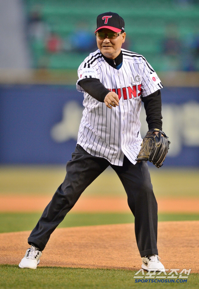 He corrected himself at the opening pitch of the opening game, but the founder of the exciting baseball, the big star of Korean baseball, lost 