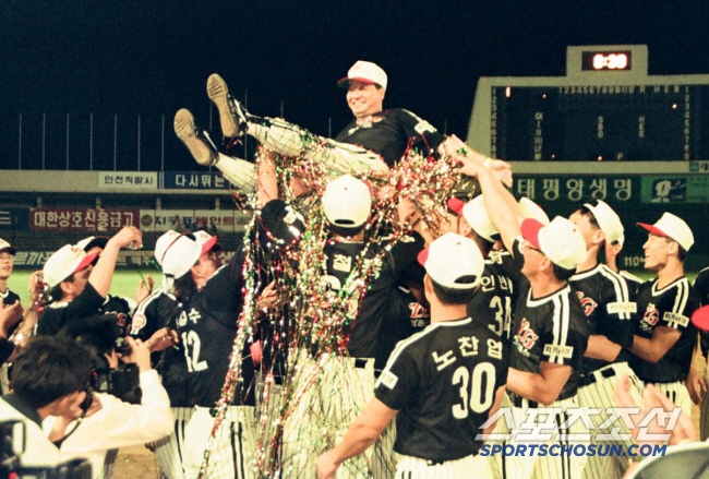 He corrected himself at the opening pitch of the opening game, but the founder of the exciting baseball, the big star of Korean baseball, lost 