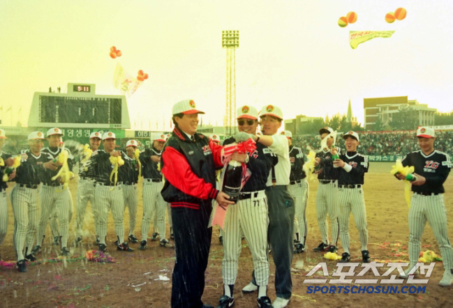 He corrected himself at the opening pitch of the opening game, but the founder of the exciting baseball, the big star of Korean baseball, lost 