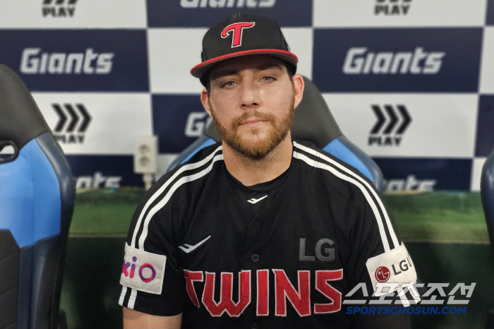 It's a new history again. The feelings of affection from foreign legend, who hit 20 home runs for LG's first three consecutive years. Me too, it's more meaningful when I play it at LG for the first time. 