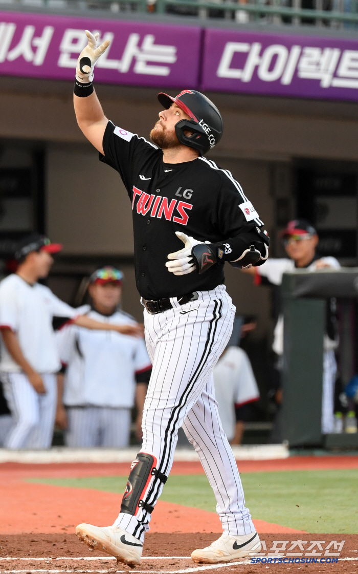 It's a new history again. The feelings of affection from foreign legend, who hit 20 home runs for LG's first three consecutive years. Me too, it's more meaningful when I play it at LG for the first time. 